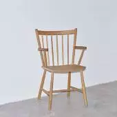 Chaise avec accoudoirs J42 / H. 87 cm / Chêne Huilé