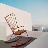 Fauteuil lounge outdoor à bascule PAON / H. assise 42,5 cm / Métal Bambou / Rouge Paprika / Houe