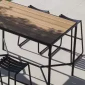 Table haute de jardin FOUR / L. 160 x H. 111 cm / Plateau bambou / Piètement Noir / Houe