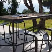 Table haute de jardin FOUR / L. 160 x H. 111 cm / Plateau bambou / Piètement Noir / Houe