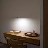 Lampe à poser PIN / L. 40 cm x H. 55 cm / Métal / Blanc / Vibia